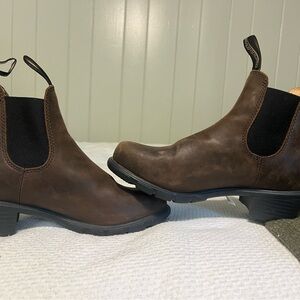 Blundstone leather ankle boots. Only worn twice, excellent condition!